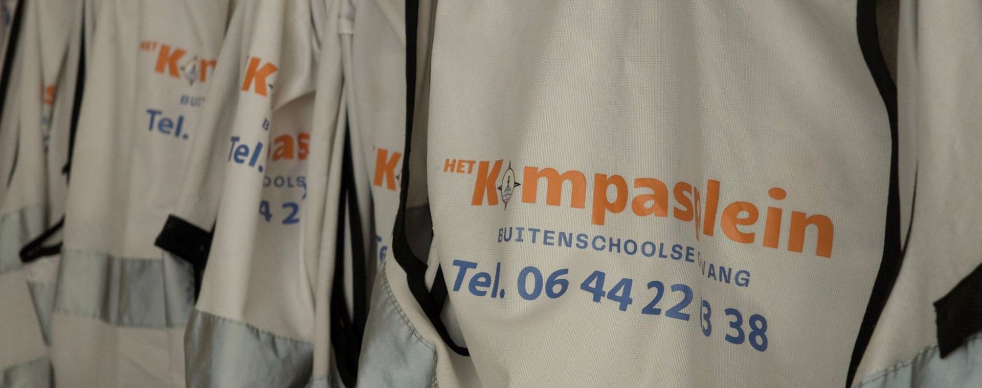 Hesjes van BSO Het Kompasplein aan de kapstok