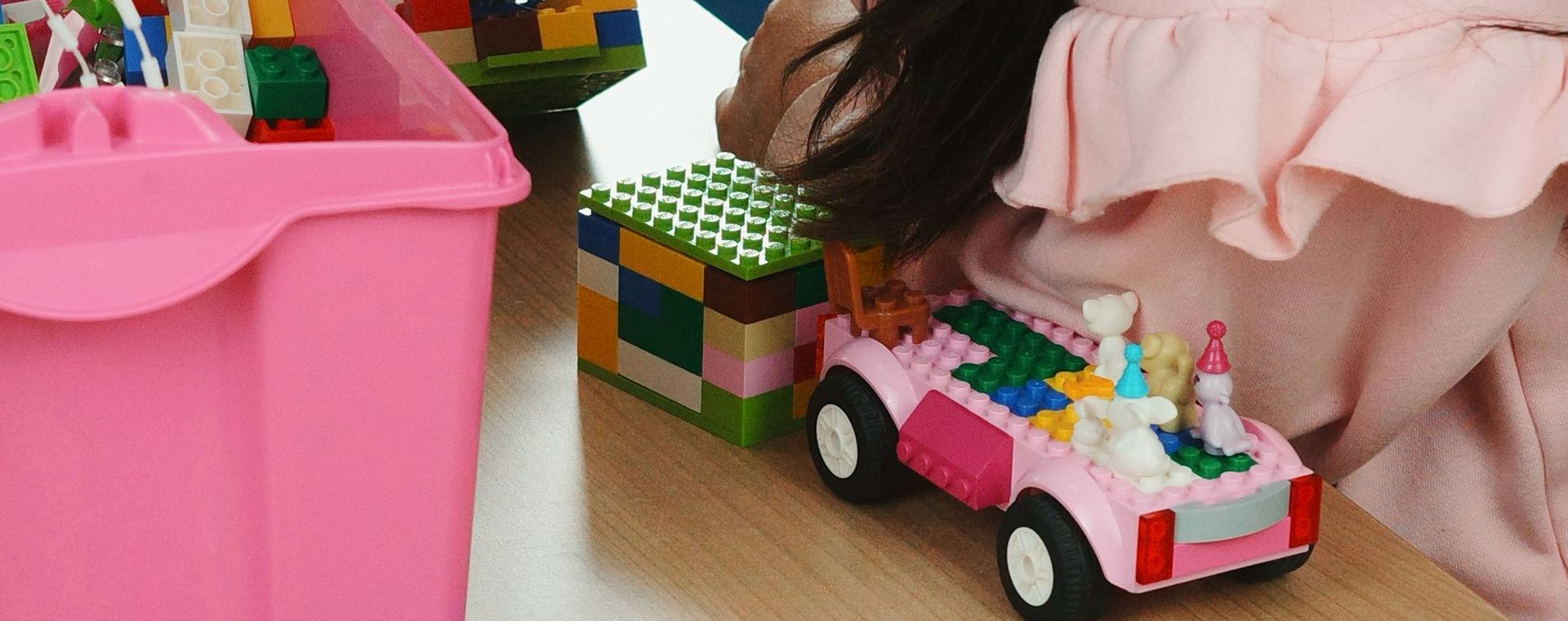 Kind bouwt met LEGO bij BSO Het Kompasplein