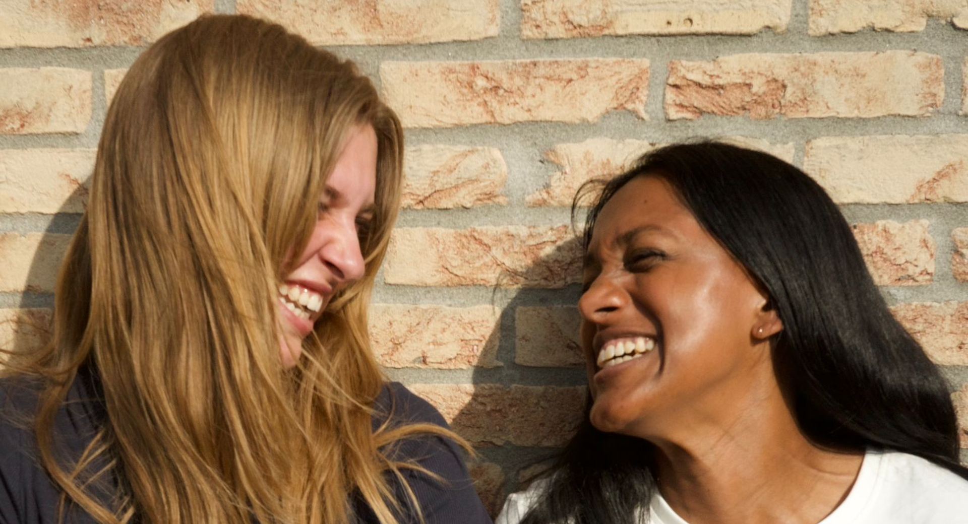 Ashna en Anne van BSO Het Kompasplein lachen samen