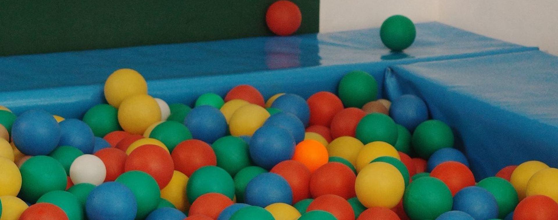 Kleurrijke ballen in de ballenbak van BSO Het Kompasplein