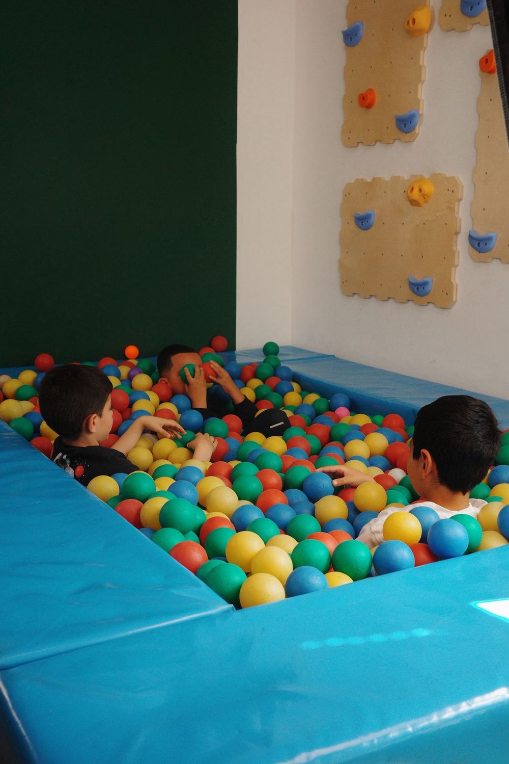 Kinderen spelen in de ballenbak van BSO Het Kompasplein