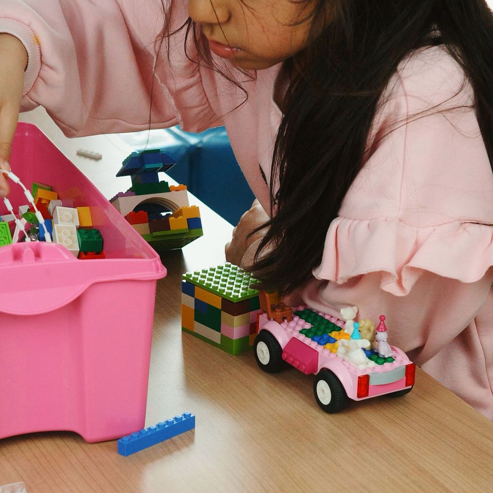 Kind bouwt met LEGO bij BSO Het Kompasplein in Zoetermeer