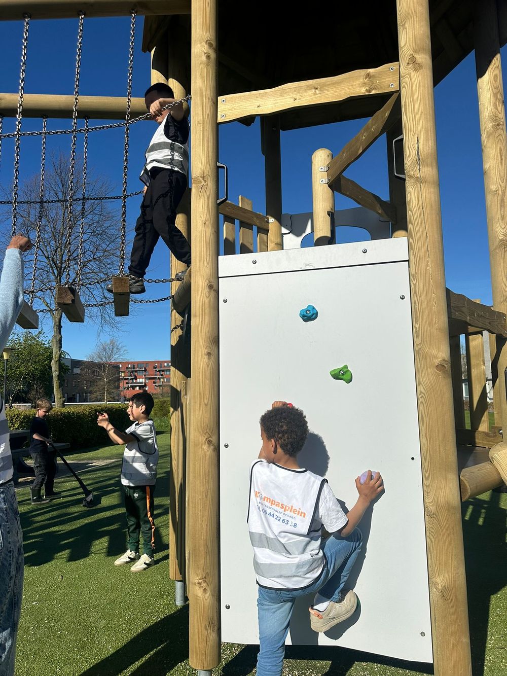 Kinderen klimmen in de speeltuin naast BSO Het Kompasplein in Oosterheem